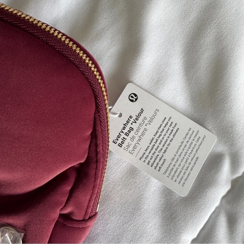 🆕💕 Lululemon Everywhere Belt Bag Velour - Wine Berry Gold
